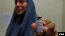 A medic shows a vial containing a dose of rabies vaccine in Jammu and Kashmir, India. (Wasim Nabi/VOA)