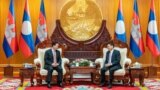 នាយករដ្ឋមន្ត្រី​កម្ពុជាលោក ហ៊ុន ម៉ាណែត និងប្រធានាធិបតីឡាវ​លោក Thongloun Sisoulith ជួបពិភាក្សាគ្នានៅរដ្ឋធានីវៀងចន្ទន៍ ប្រទេសឡាវ កាលពី​ថ្ងៃអង្គារ ទី២៦ ខែមីនា ឆ្នាំ២០២៤។ (Facbeook / Samdech Thipadei Hun Manet, Prime Minister of Cambodia)