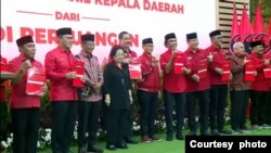 Ketua Umum PDIP Megawati Soekarno Putri saat foto bersama para calon dari PDIP di Pilkada 2024, pekan lalu. (Courtesy: PDI Perjuangan)