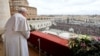 Paus Fransiskus berdiri saat menyampaikan pesan tradisional Hari Natal Urbi et Orbi dari balkon utama Basilika Santo Petrus di Vatikan, 25 Desember 2023. (Foto: Media Vatikan/Handout via REUTERS)