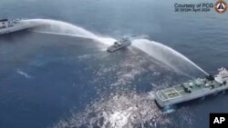 Anijet kineze duke u përpjekur të largojnë me pompa uji një anije filipinase