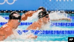 El italiano Nicolo Martinenghi (centro) compite en la final de 100 metros pecho en los Juegos Olímpicos, el domingo 28 de julio de 2024, en Nanterre, Francia.