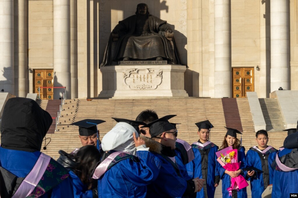 伊德爾大學的中國留學生在蘇赫巴托廣場上成吉思汗雕像前拍攝畢業照 (美國之音/阿南德·圖穆爾托古)