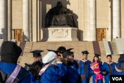 伊德尔大学的中国留学生在苏赫巴托广场上成吉思汗雕像前拍摄毕业照 (美国之音/阿南德·图穆尔托古)