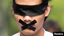 (FILE) Seorang demonstran berunjuk rasa menentang kudeta militer di Myanmar.