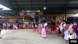 ထိုင်းနိုင်ငံ၊ မဲဆောက်မြို့မှာရှိတဲ့ မြန်မာရွှေ့ပြောင်းအလုပ်သမားတွေ အလုပ်လုပ်ခွင့်သက်တမ်းတိုးဖို့ မဲဆောက်ပြည်သူ့ဆေးရုံမှာ ကျန်းမာရေး ဆေးစစ်ခံဖို့ တန်းစီစောင့်ဆိုင်းနေစဉ်။ (ဖေဖေါ်ဝါရီ ၁၅၊ ၂၀၂၃/ ဓာတ်ပုံ ဗွီအိုအေ မြန်မာဌာန)