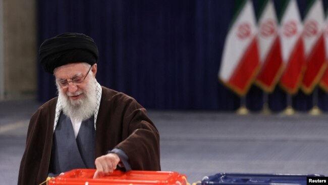아야톨라 알리 하메네이 이란 최고지도자가 1일 테헤란에서 투표하고 있다.