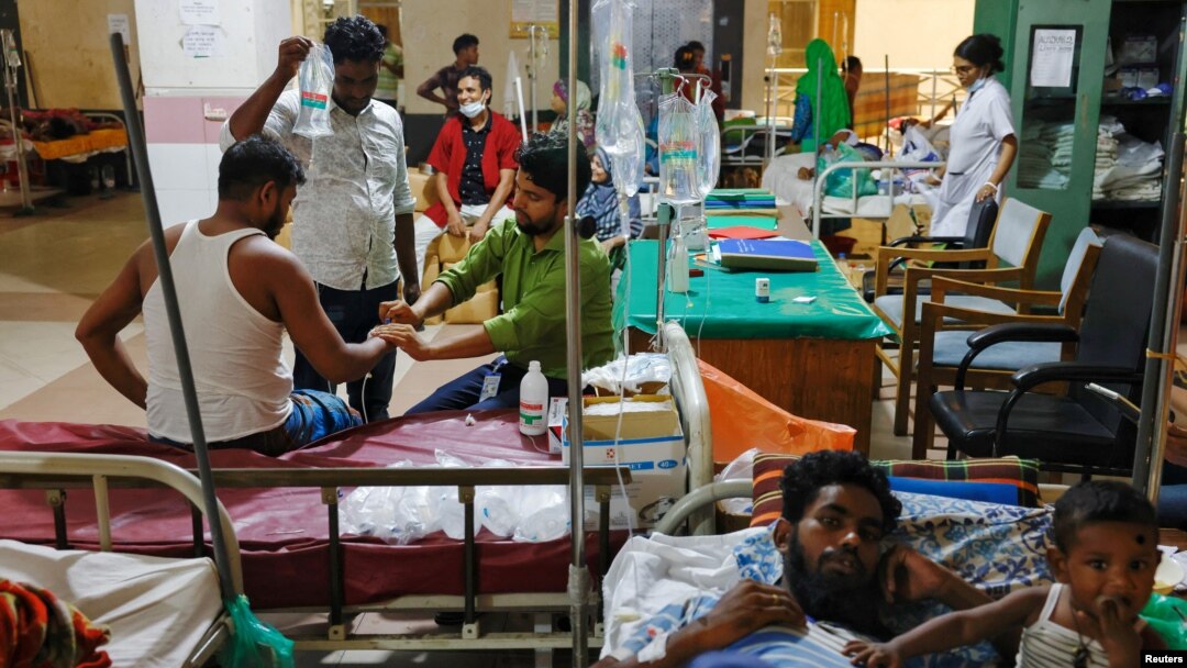 Warga yang terinfeksi demam berdarah dirawat di rumah sakit Mugda Medical College di Dhaka, sementara jumlah kematian tahunan akibat penyakit ini telah melampaui rekor di Bangladesh (5/9).