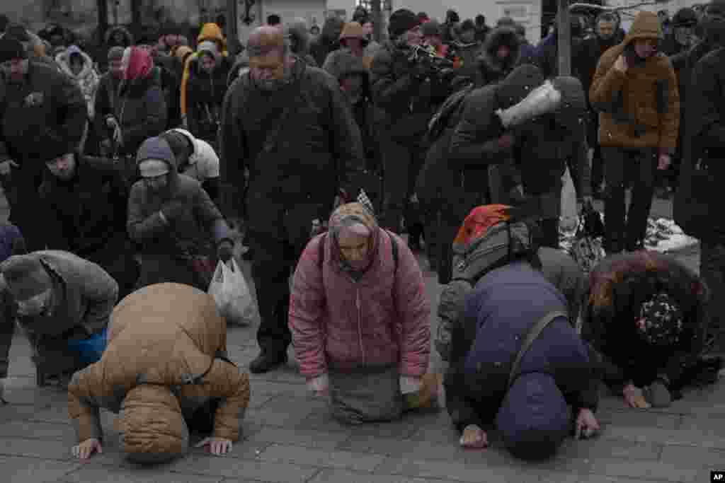 Orang-orang berdoa di kompleks biara Kyiv Pechersk Lavra di Kyiv, Ukraina. Invasi Rusia ke Ukraina bergema dalam perjuangan untuk menguasai kompleks biara. Pemerintah Ukraina mengatakan akan mengusir Gereja Ortodoks Ukraina dari kompleks tersebut, menuduhnya melakukan tindakan dan ideologi pro-Rusia.