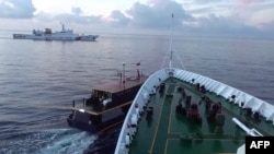 Foto dari video rekaman yang dirilis 22 Oktober 2023 ini menunjukkan tabrakan antara kapal Penjaga Pantai China (kanan) dengan kapal pengangkut pasokan Filipina (kiri) di Second Thomas Shoal, di Laut Cina Selatan yang disengketakan. (CCG via Kedutaan China di Manila/ AFP) 