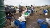 FILE - Warga mengantri untuk mengambil air dari tangki setelah pasokan air ke rumah-rumah terputus akibat kekeringan di KwaMsane, timur laut Durban, Afrika Selatan, 20 Januari 2016. (REUTERS/Rogan Ward)