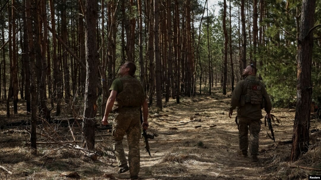 Украинските војници на 93-та посебна механизирана бригада „Холодни Јар“ гледаат во небото дали евентуално има руски беспилотни летала, во близина на борбената линија, среде рускиот напад врз Украина, во регионот Доњецк, Украина, 31 март 2024 година.