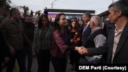 Hatimoğulları, Adıyaman’daki konuşmasında kazanmaları halinde belediye meclis toplantılarını halka açık yapacaklarını söyledi.