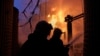Petugas pemadam kebakaran berupaya memadamkan api di sebuah fasilitas pemasok listrik di Kharkiv, Ukraina, pada 22 Maret 2024. (Foto: AP/Yakiv Liashenko)