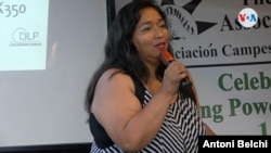 Claudia González, directora de la Asociación Campesina de Florida en Homestead, explicando algunos de los puntos más importantes de la legislación contra la migración irregular que entrará en vigor el 1 de julio de 2023.