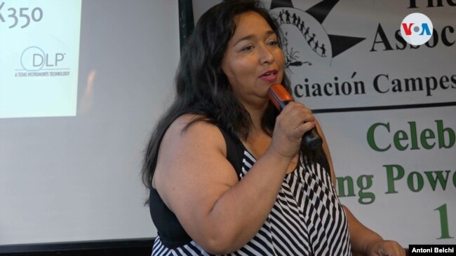 Claudia González, directora de la Asociación Campesina de Florida en Homestead, explicando algunos de los puntos más importantes de la legislación contra la migración irregular que entrará en vigor el 1 de julio de 2023.