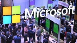 FILE - Stan perusahaan teknologi AS Microsoft di acara Mobile World Congress (MWC), pertemuan tahunan terbesar industri telekomunikasi, di Barcelona, 26 Februari 2024. (Josep LAGO/AFP)