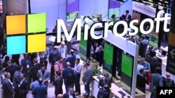 FILE - Stan perusahaan teknologi AS Microsoft di acara Mobile World Congress (MWC), pertemuan tahunan terbesar industri telekomunikasi, di Barcelona, 26 Februari 2024. (Josep LAGO/AFP)