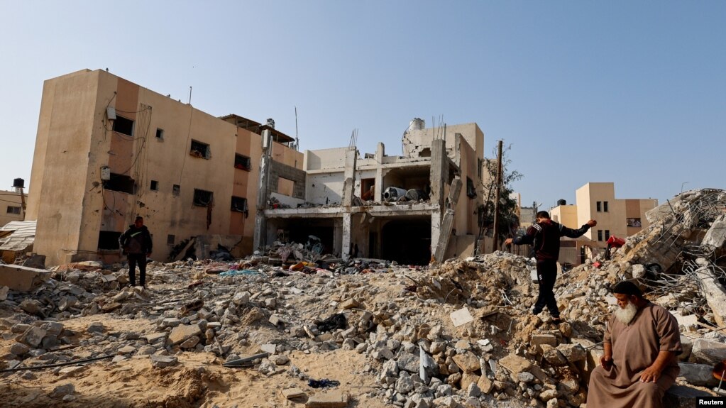 مصری سرحد سے صرف 10 کلو میٹر فاصلے پر خان یونس کے علاقے میں کئی اپارٹمنٹس کی عمارتیں بمباری سے زمین بوس ہوچکی ہیں۔ 