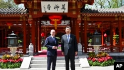 资料照片: 2024年4月16日中国国家主席习近平(右)和德国总理奥拉夫·舒尔茨在北京合影