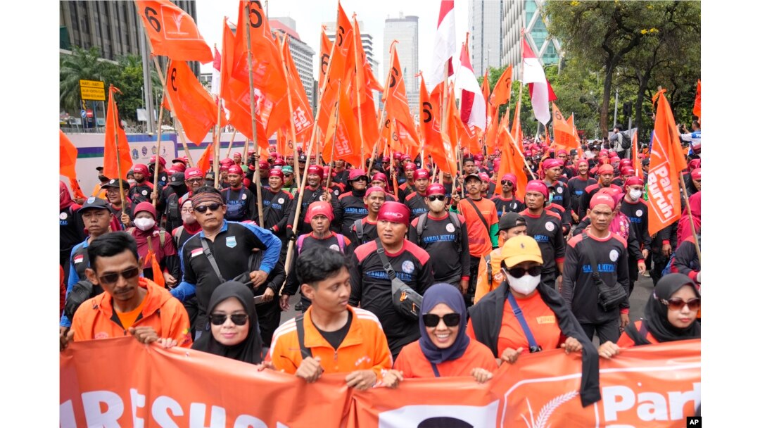 Aksi unjuk rasa memperingati Hari Buruh Internasional di Jakarta, Senin, 1 Mei 2023. (AP/Dita Alangkara)