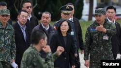台湾总统蔡英文在春节前视察台湾新竹地区的军营。（2024年2月6日）