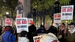 Pengunjuk rasa pro-Palestina berdemonstrasi di luar gerbang utama Columbia University, di New York, Jumat dini hari, 26 April 2024. (Foto: AP)