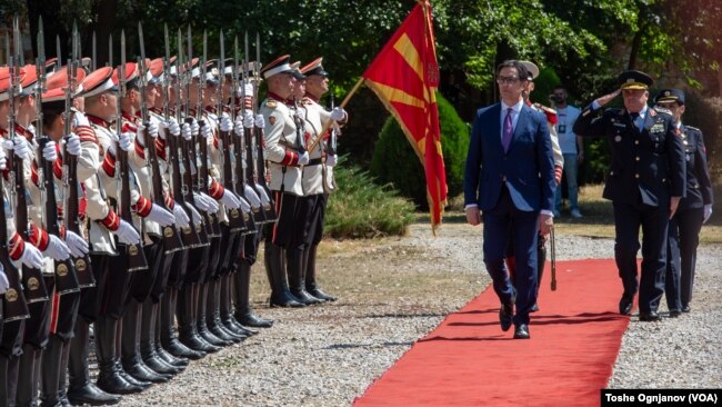 Пречек на државници и високи гости е една од задачите на баталјонот за почести. Одбележување на Илинден во Меморијалниот центар за АСНОМ во Пелинце