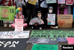 Unjuk rasa pemuda dan aktivis dalam Aksi Global Climate Strike, memprotes perubahan iklim di Jakarta, 3 Maret 2023. (REUTERS/Willy Kurniawan)