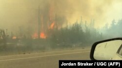 Tangkapan layar dari video oleh Jordan Straker ini menunjukkan kendaraan yang melaju di jalan tol saat warga Kanada mengungsi dari kawasan karhutla di Yellowknife, Wilayah Barat Laut, Kanada, 16 Agustus 2023.