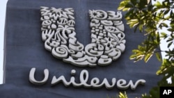 Logo Unilever terlihat di luar kantor pusat PT Unilever Indonesia Tbk. di Tangerang, Selasa 16 November 2021. (Foto: AP)