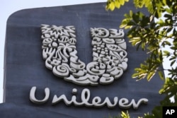 FILE - Logo Unilever di luar kantor pusat PT Unilever Indonesia Tbk. di Tangerang, Indonesia, 16 November 2021. (Tatan Syuflana, Arsip/AP)