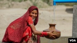  A Thari Women getting water from a solar well constructed by a US- based NGO Pani Project 