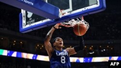 Paolo Banchero smashe le ballon lors du match de quart de finale du Mondial entre les États-Unis et l'Italie, Manille, le 5 septembre 2023.