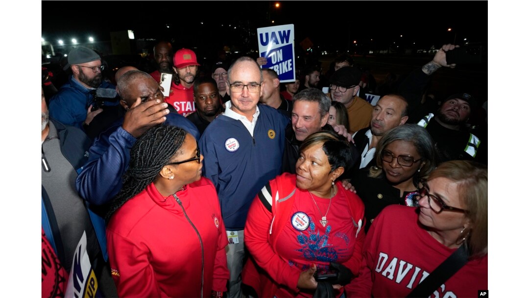 Presiden United Auto Workers (UAW) Shawn Fain berdiri bersama anggota UAW dalam aksi mogok di Pabrik Perakitan Ford Michigan di Wayne, Michigan, Jumat pagi, 15 September 2023. (AP/Paul Sancya)