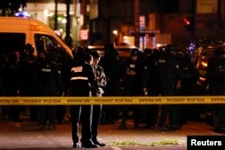 Polisi berjaga di luar lokasi rapat umum tempat calon presiden Ekuador Fernando Villavicencio terbunuh dalam acara kampanye di Quito, Ekuador, 9 Agustus 2023. (REUTERS/Karen Toro)