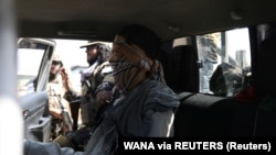 
Seorang tersangka anggota ISIS duduk dengan mata tertutup di dalam mobil Pasukan Khusus Taliban di Kabul, Afghanistan, 5 September 2021. (Foto: WANA via REUTERS)
