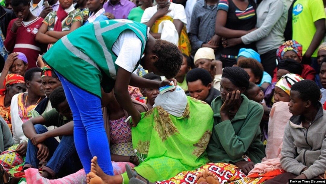 Umwe mu bitangira bushake ariko afasha uwarokotse Jenoside yakorewe Abatutsi mu 19994 afise ibibazo vy'ihahamuka 