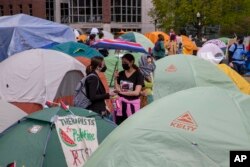 Mahasiswa dan pengunjuk rasa lainnya berada di tenda di kampus Columbia University di New York pada Rabu, 24 April 2024. (Foto: AP)