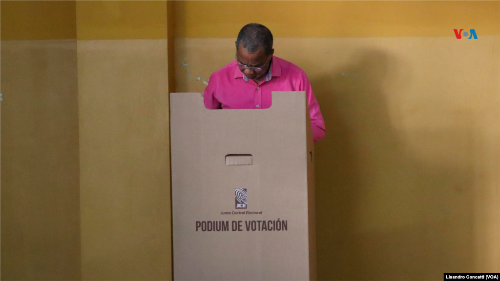 La Universidad Autónoma de Santo Domingo es uno de los centros de votación más importantes, en los que funcionan 4 colegios con diferentes mesas electorales.