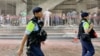 香港民主派初選47人案，戴耀廷等被定罪被告6月25號開始出庭求情，大批市民在西九龍裁判法院排隊輪候旁聽席，警方加強警力巡邏。(美國之音照片)