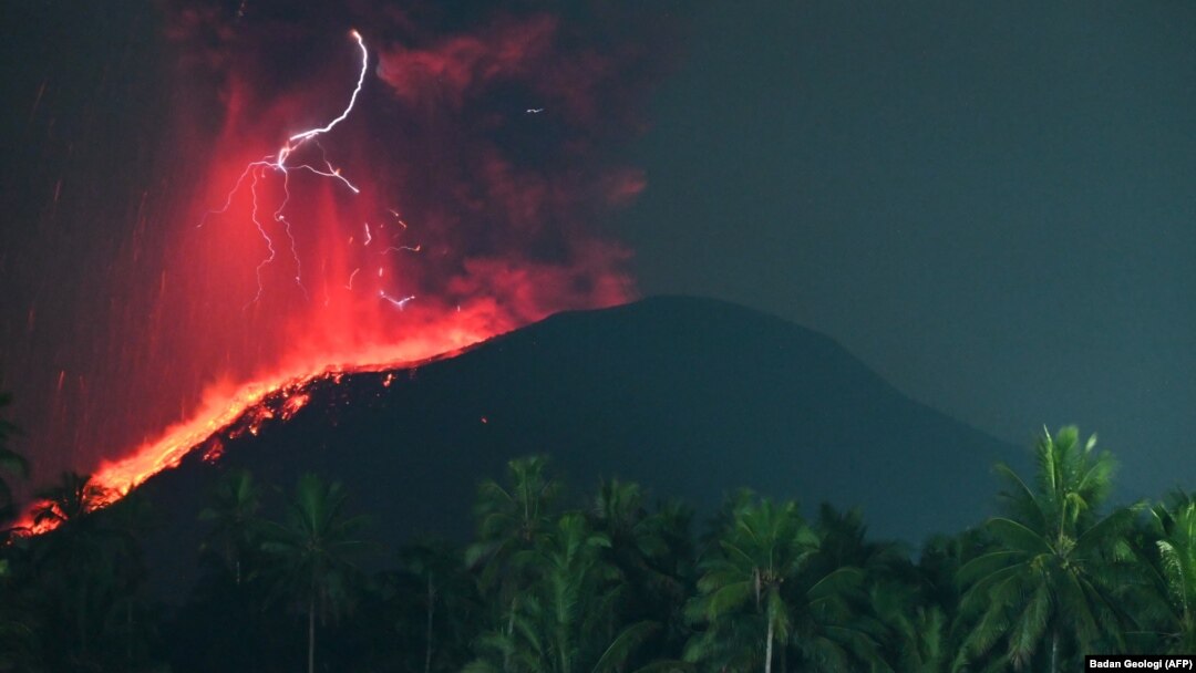 Gunung Ibu di Provinsi Maluku Utara. (Foto: Badan Geologi Indonesia/AFP)