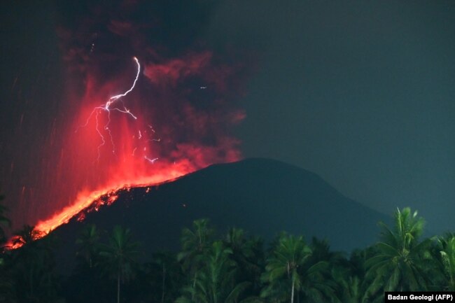 Gunung Ibu di Provinsi Maluku Utara. (Foto: Badan Geologi Indonesia/AFP)