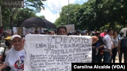 Un jubilado muestra un cartel en el que expone las exigencias que elevan al gobierno de Nicolás Maduro durante una marcha en Caracas.