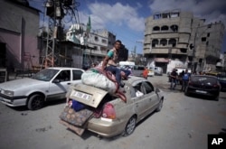 Arhiv - Palestinci beže tokom primirja u Gazi 2014. godine. (Foto: AP/Khalil Hamra)