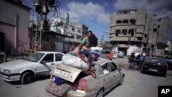 ARHIVA - Palestinci beže tokom primirja u Gazi 2014. godine (Foto: AP/Khalil Hamra)