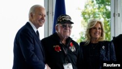 صدر ټرمپ او مېرمن یې د دویم نړېوال جنګ له یو پخواني پوځي سره