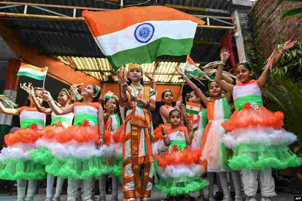 Anak-anak sekolah membawa bendera nasional saat mengambil bagian dalam acara menjelang perayaan Hari Kemerdekaan India di kota Amritsar. (AFP)&nbsp;