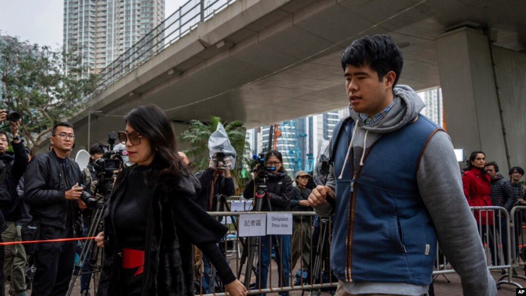 Istri Jimmy Lai, Teresa Lai, dan anaknya Lai Shun Yan tiba di pengadilan West Kowloon, Hong Kong, di mana Jimmy Lai akan menjalani persidangan pada 18 Desember 2023. (Foto: AP/Vernon Yuen)