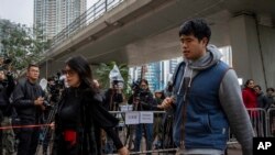 Istri Jimmy Lai, Teresa Lai, dan anaknya Lai Shun Yan tiba di pengadilan West Kowloon, Hong Kong, di mana Jimmy Lai akan menjalani persidangan pada 18 Desember 2023. (Foto: AP/Vernon Yuen)